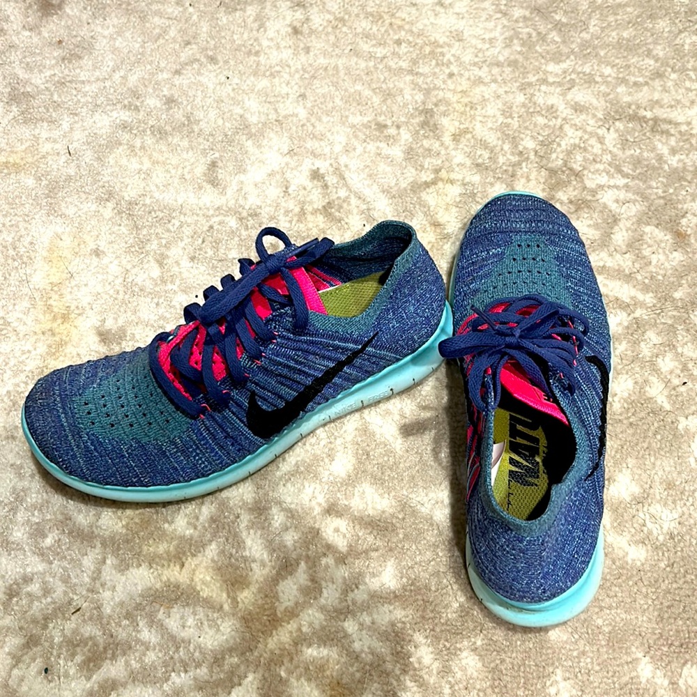 Nike women’s 7.5 Free RN Flyknit